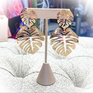 💕Beautiful Gold Plantain Leaves Fashion Earrings💕